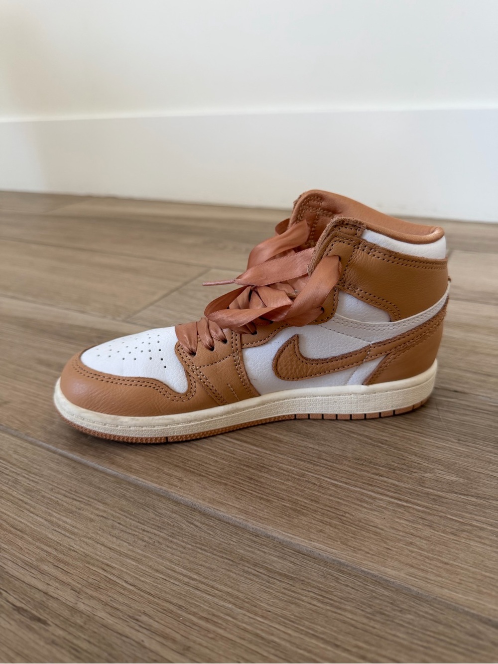 Youth High-Top Air Jordan Sneakers in Praline with Satin Laces - Picture 4 of 8